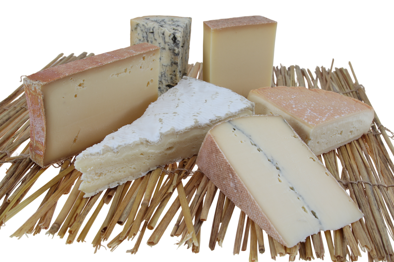 Französische AOP Käseplatte Nr. 1 mit 6 traditionellen Käsesorten wie Brie de Meaux, Munster und Comté auf einem Holzbrett