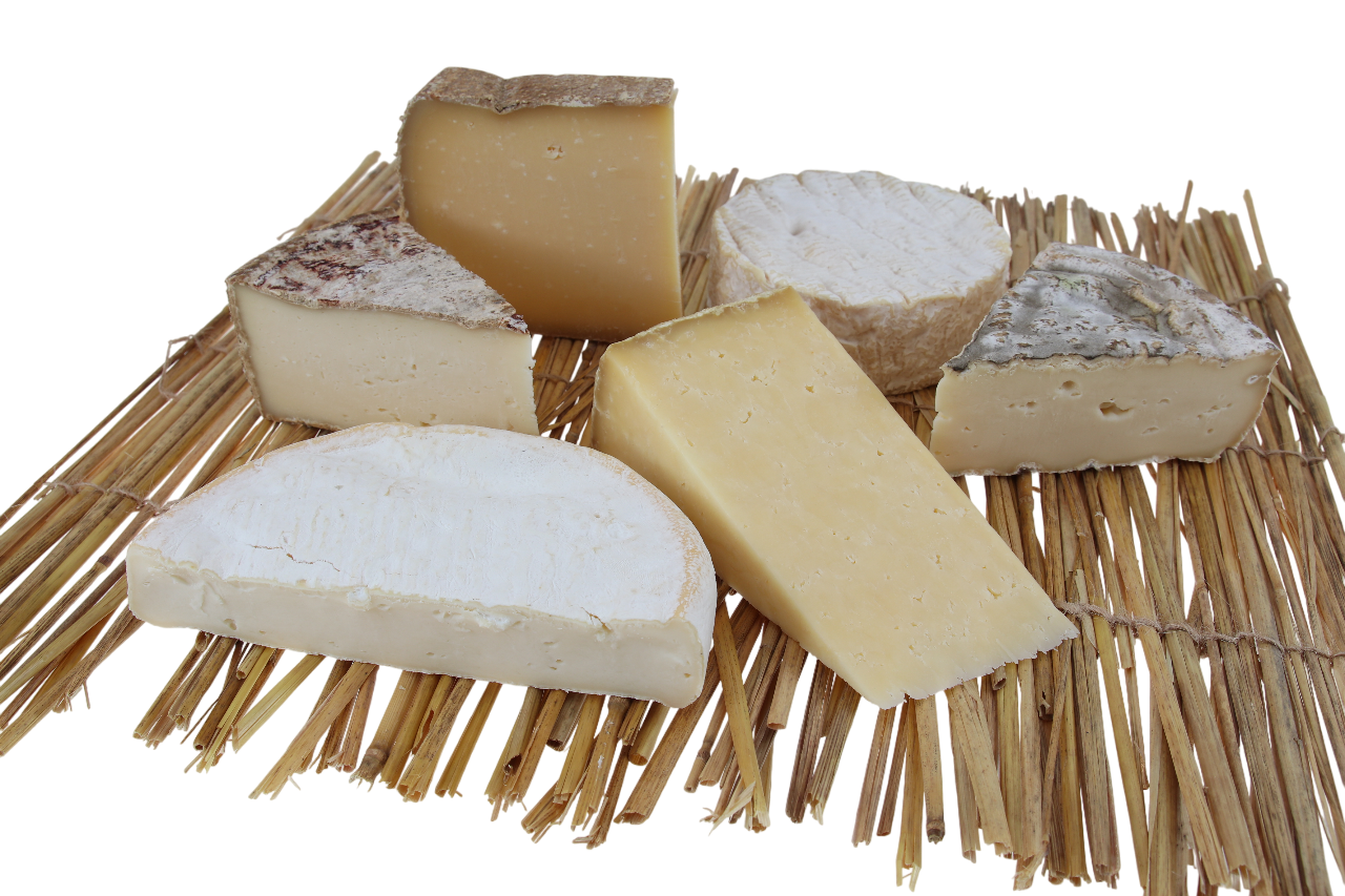 Französische AOP Käseplatte Nr. 2 mit 6 Käsesorten wie Camembert, Comté und Reblochon, stilvoll auf Holzbrett angerichtet