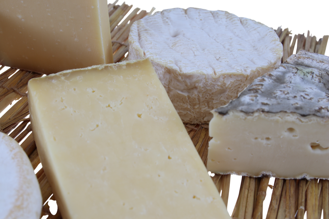 Nahaufnahme von Camembert de Normandie und Comté auf der französischen Käseplatte